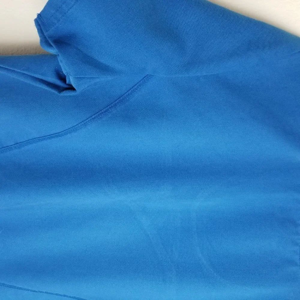 ERGO LIFE THREADS SCRUB V-NECK TOP - Picture 12 of 12